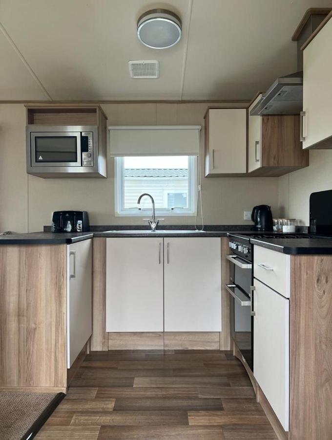 Отель 87 Lancaster Crescent Таттершолл Экстерьер фото